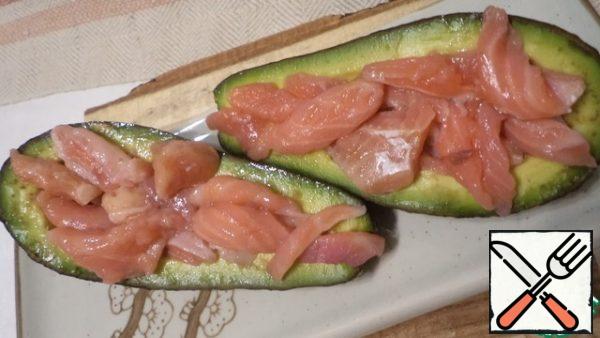 In avocados, remove part of the pulp from the middle with a spoon and fill them with pickled fish.