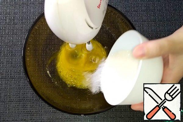 Beat the egg with salt to a light froth, then continue to beat until a fluffy mass is formed, gradually adding sugar.
