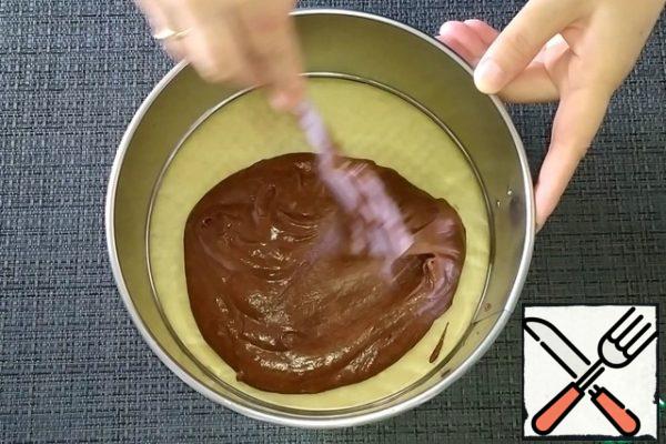 Put the dough in a split form (diameter 20 cm), lined with parchment paper, level.