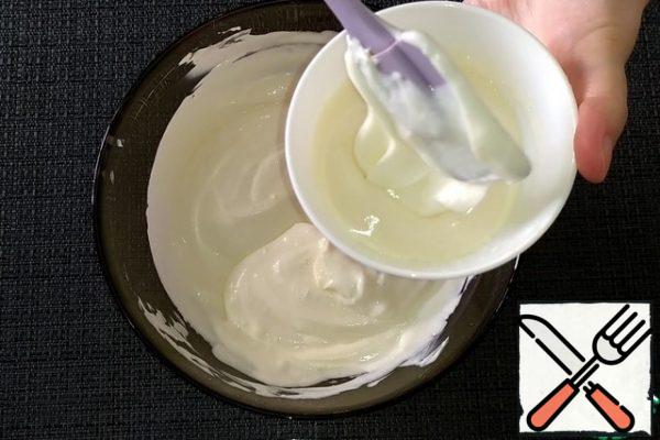 Add a little curd mass to the cooled gelatin, mix and pour back into the curd mass.