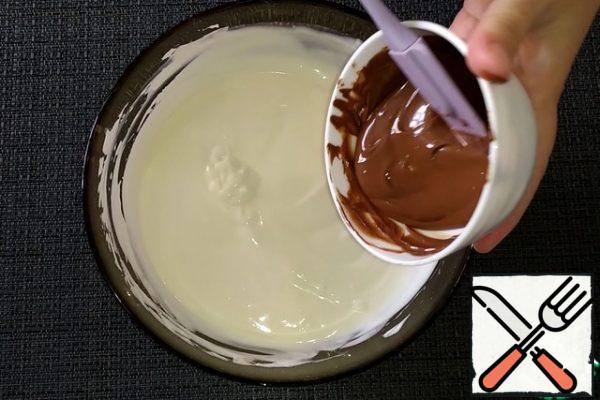 Melt the chocolate in a water bath, cool, add to the curd mass.