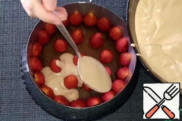 Put the curd mousse on the berries, smooth them out and put them in the refrigerator for at least 2-3 hours