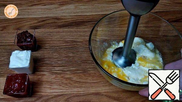 Punch cottage cheese, eggs, sugar, vanilla sugar with a blender.