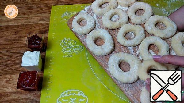 Combine and quickly knead the dough, form doughnuts.