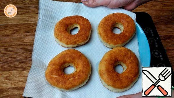 Add vegetable oil to the pan and fry the doughnuts until Golden brown.