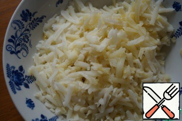 Boil medium-sized potatoes in a uniform. Cool, peel and grate on a medium grater.