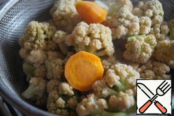Boil the brown rice until tender and cool. Peel the carrots. Sort the cauliflower into inflorescences. Put the cauliflower and carrots in a saucepan. Cover with water, bring to a boil, cook for 5 minutes and toss in a colander. Cool.