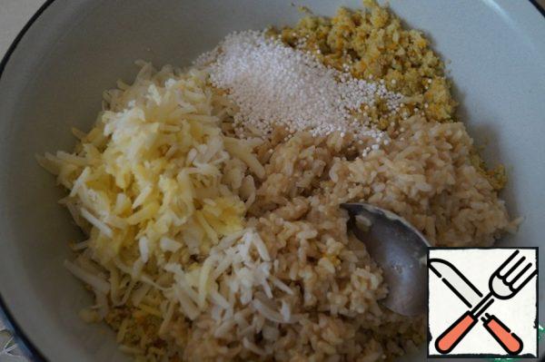 In a bowl, combine the cabbage with carrots, potatoes, rice, salt, hot pepper, rice flour, tapioca (or tapioca starch) and spices to your taste. Mix everything well. Allow to infuse for 20 minutes.