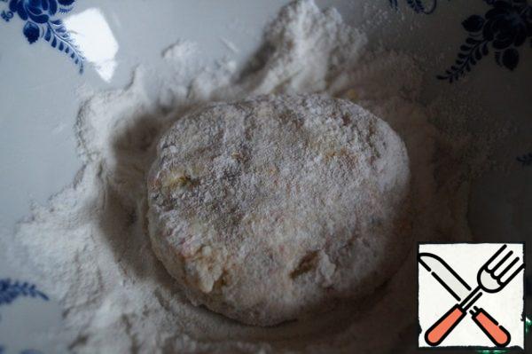 Form cutlets from minced vegetables, pan them in rice flour and fry them in vegetable oil on both sides until Golden brown.