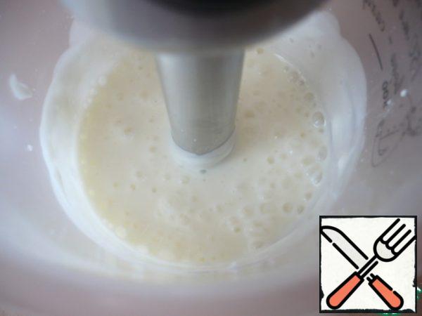 Add the whipped cream to the cheese mass and whisk again at high speed. Put the buttercream in the refrigerator and store it until the dessert is assembled.