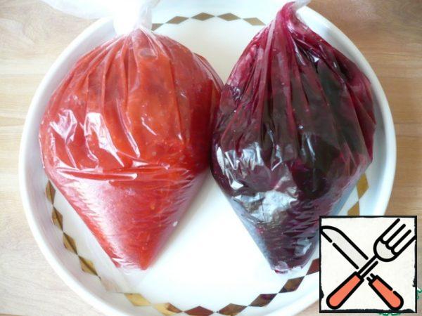 To assemble the dessert: put the Blueberry and strawberry fillings in separate bags. Cut one corner off each bag to be able to fill the cremans neatly with the filling.
