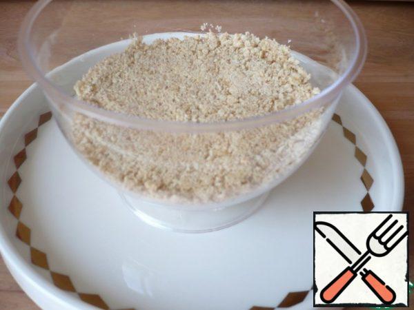 Take small, transparent, plastic cremans ~ 150 grams. Put the crushed ready-made Breakfast with cinnamon on the bottom of the creamer with the first layer.