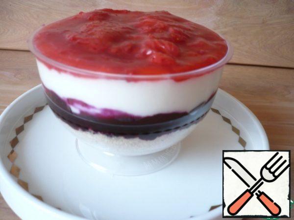 The fourth layer-spread the strawberry filling.