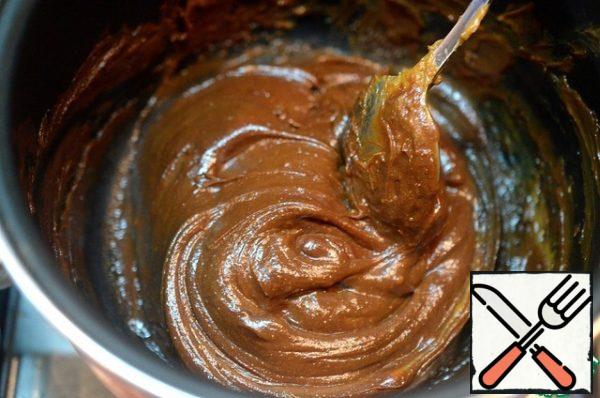 Put on a small fire and, stirring constantly, wait until the chocolate is completely dissolved. The mass should become uniform and shiny.
If desired, you can add nuts, candied fruits, and cookie pieces to the mass.