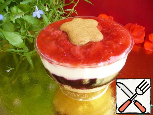 Decorate the parfait with cookies. Put the finished dessert in the refrigerator. On the table serve chilled.


