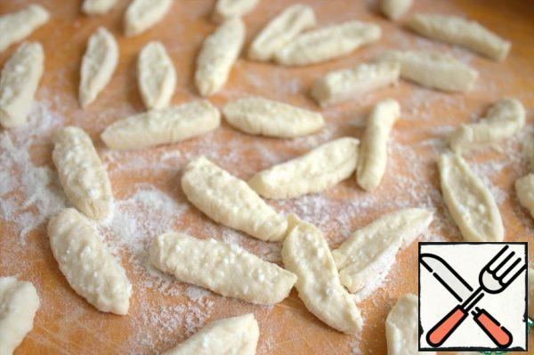 The cut may stick to the Board, so keep an eye on the flour on the Board. These blanks can be frozen like this. Then pour into a bag when frozen.