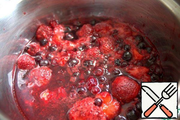 The sauce is very simple: put the berries that are in the house in a saucepan and put them on a small fire. We are waiting for the berries to give juice.