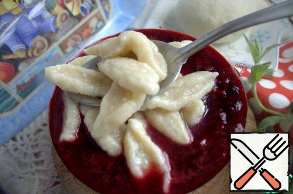 Transfer the cooked dumplings to a warm sauce.