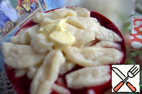 Add melted butter, I just have butter. Mix and soak all the pieces. So we serve it even in a warm, even in a cold form.