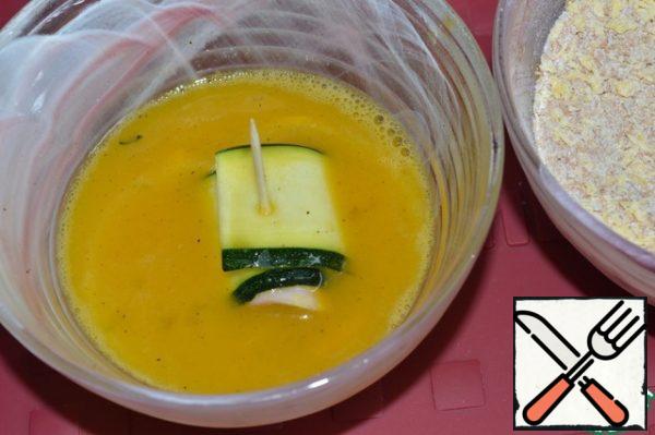 Shake the eggs with salt and pepper.
Dip each roll in an egg.