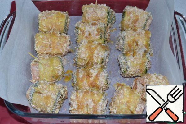 Place the rolls in a baking dish.
Drizzle with vegetable oil and place in a preheated 180*C oven for 15 minutes.