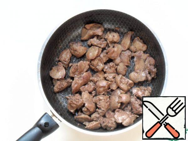 In a frying pan, heat 2 tbsp of vegetable oil, fry the liver on a high heat until the liquid evaporates, remove from the heat.