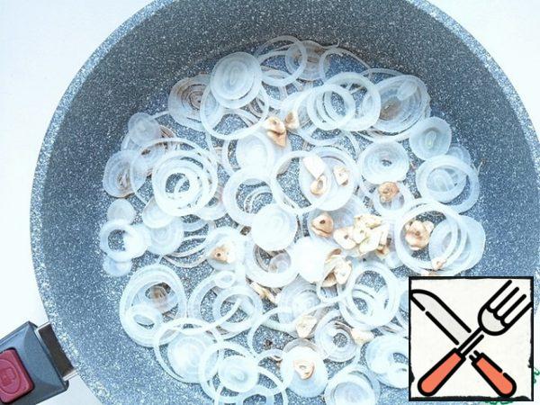 Add the prepared onion, also bake lightly until the aroma of fried onions appears.