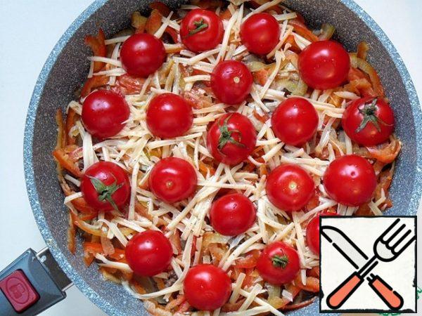 Arrange the slices of tomatoes (I have small, cut into halves), cover with a lid, bake on low heat for 10 minutes,