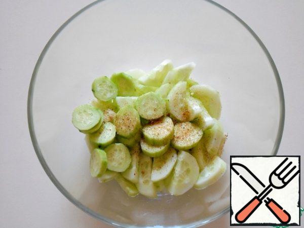 Peeled cucumbers cut into 5-7 mm wide, small rings, larger-semi-rings. Put in a bowl, add a pinch of Adyghe salt, I have red pepper, mix, leave for 15-20 minutes, so that the cucumbers are limp.