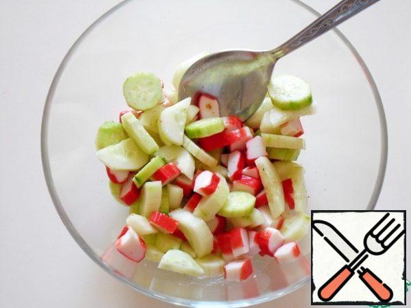 Meanwhile, cut into" washers " in 5 - 7 mm crab sticks, I use chilled ones, because frozen ones have a different taste.
After the above time, connect the cucumbers with sticks.