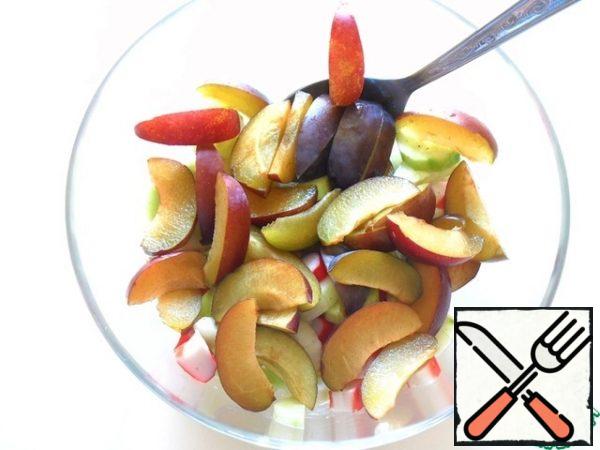 Cut the pitted plums into 6 to 8 slices and mix with the contents of the bowl.