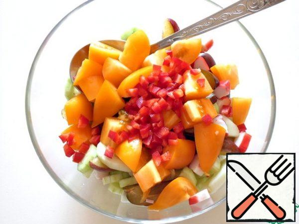 Tomatoes, I took yellow cream, cut into quarters lengthwise, then in half. Hot pepper take the amount to your taste and chop, add after the tomatoes, mix well.