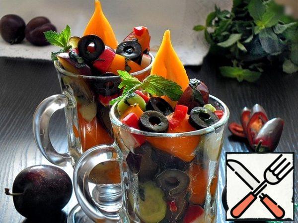 Mix all the ingredients, slightly tamp them in a bowl, cover with a heavy plate, creating a pressure on the salad. Remove to the refrigerator for 20 - 30 minutes.
Under the yoke, vegetables will quickly combine flavors, juices and aromas, and will be slightly pickled.