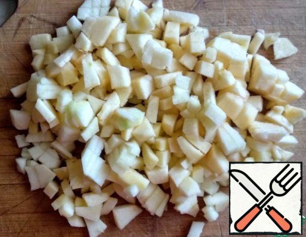 To start, prepare the caramel. Wash the apples, peel and remove the seeds. Cut into cubes.