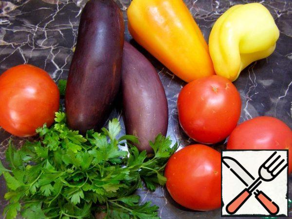 For the salad, we will need the vegetables that you see in the photo and a bunch of any greens-to your taste.