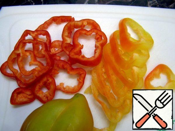 Cut the bell pepper into rings.