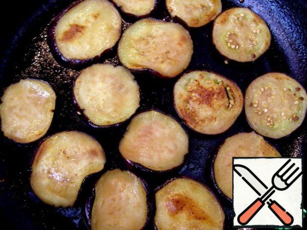 Wash the eggplants with cold water, squeeze, dry and fry in vegetable oil on both sides until ready.
