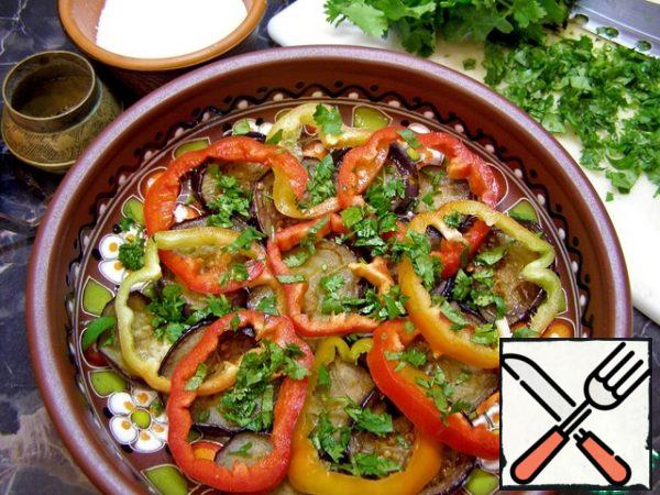Start to collect the salad, it is better to take a dish with high sides. Put the first layer of eggplant, top with bell pepper and a little greenery. All lightly season with salt and a little sprinkle with ground black pepper.