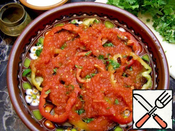 Top with tomato juice. Then again spread the layers in the same order: eggplant-bell pepper-herbs, salt, black pepper-tomato juice. So collect the salad until you run out of vegetables. Top with the remaining tomato juice. The salad should be left in the refrigerator for at least three hours. During this time, the eggplant will be soaked in juice and you will get a juicy spicy snack.