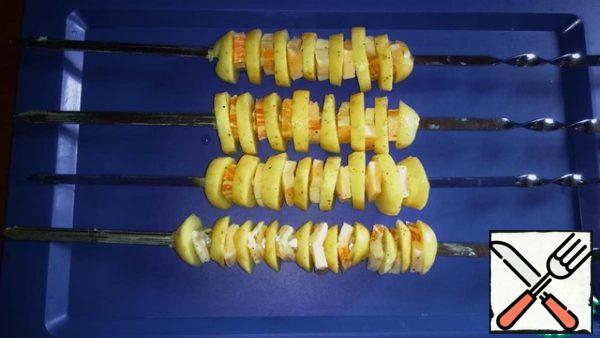 Potatoes are washed and cleaned. If the potatoes are young, you can leave the skin.
Potatoes are cut into rings, very thinly cut is not necessary, fat-plates. Size-to your taste.
Cut the garlic into small pieces.
Potatoes and lard strung on skewers, alternating. A piece of potatoes, a piece of bacon.