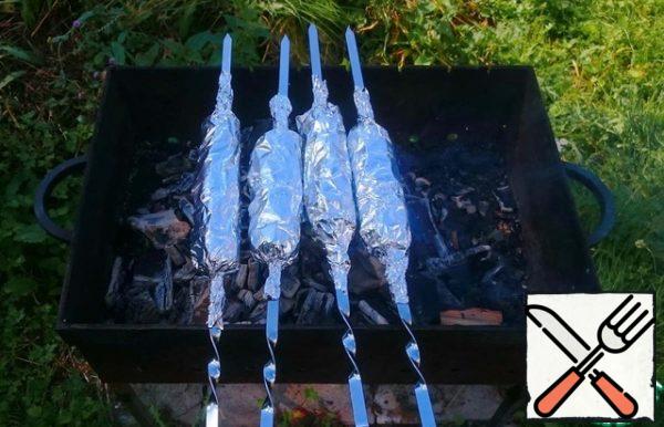 Cook in this case on the grill, or you can just on the coals from the fire, 20-30 minutes.
Depends on the size of the potatoes.