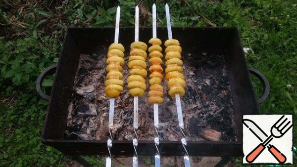Return the potatoes to the fire, but without the foil. We just need to fry it a little.
