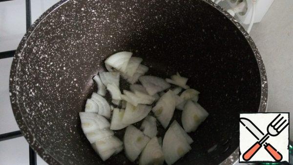 Cut the onion and fry it in sunflower oil in a saucepan until transparent.