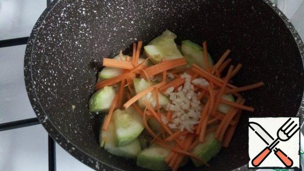 Add the fried zucchini to the dish with tomatoes and pepper.