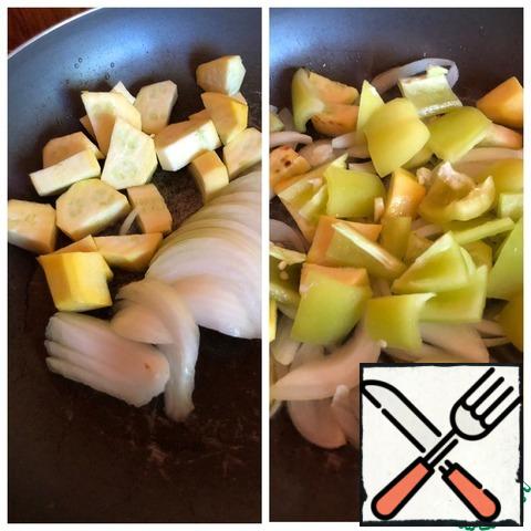 Peel the zucchini and cut into medium cubes, half-rings onions.  Put in a frying pan and fry for a couple of minutes over high heat for a couple of minutes in vegetable oil.  Add finely chopped garlic and medium-sized bell pepper to the vegetables.  Leave the vegetables to fry for another couple of minutes.