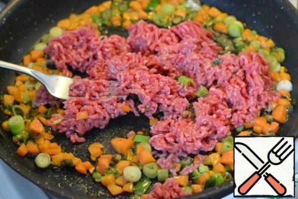 Finely chop the onion and carrots, fry for 1 tbsp.  a spoonful of sunflower oil.
Add minced meat.  Stirring constantly, fry until the liquid evaporates.