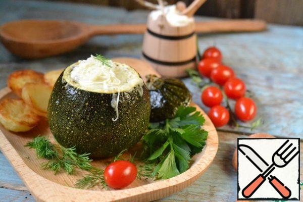 5 minutes before the zucchini tops are ready, remove, sprinkle the filling with cheese and bake.