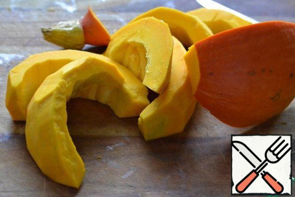Peel the pumpkin and remove the center with seeds.
Cut into pieces.