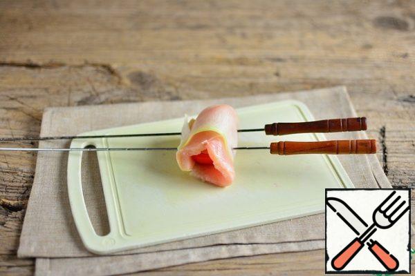 Thread the roll on a skewer (it is better to use thin 2 pieces) so the rolls will not go anywhere when frying.