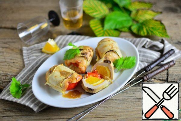 Hot rolls pour the sauce liberally, cover with a plate, let stand for 5-7 minutes, then serve!